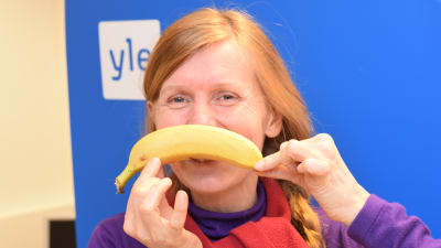 Tiina Grönroos poserar med en banan.