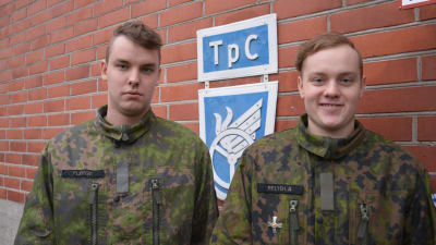 Militärförarna Henrik Fleege från Åbo och Toni Peltola från Vasa.