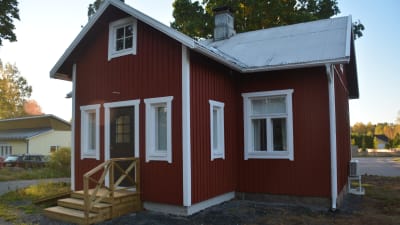 Ingå musei- och hembygdsförening har renoverat Smedsvillan i Dal, Ingå.