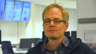 Roger Andersson, föreståndare för Missionskyrkan i Vasa, poserar i Yle Österbottens nyhetslandskap.