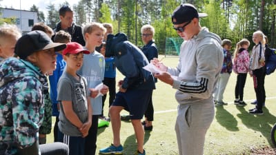Fredrik Jensen skriver autografer.