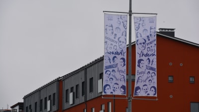 Flaggor uppsatta vid Konstfabriken 