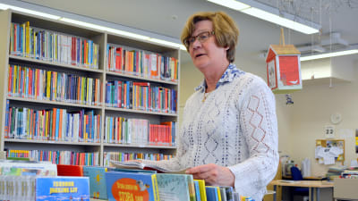 Bibliotekarie Gunnel Paakkarinen i Tessjö.