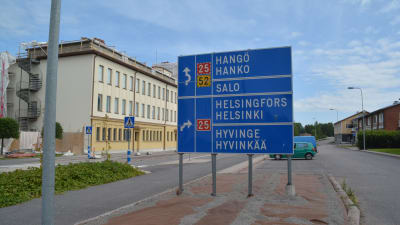 Skylt som visar hur man kör till Hangö, Salo, Helsingfors och Hyvinge.