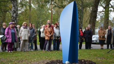 Henrik Otto Donners minnesmärke Blue Jazz Glyph i Skepparträdgården i Ekenäs.