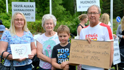 Familjen Rif demonsterar för Borgå bb