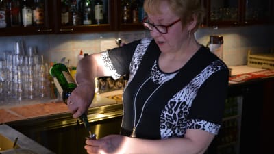 Seija Klemetti slår upp en drink.