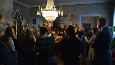 Trängsel i salongen i Runebergs hem efter att de nominerade till Runebergspriset 2016 tillkännagetts.