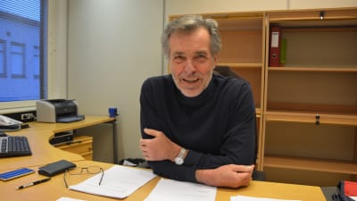 Jan-Erik Enestam anser att Vasa har mer att tjäna på en kommunsammanslagning.