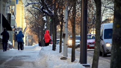 Människor och bilar i kylan