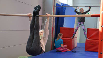 Flickor jumppar under gymnastiklektion som ordnas av Pargas IF.