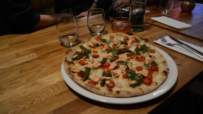 Pizza Salmone på Pjazza i Helsingfors,