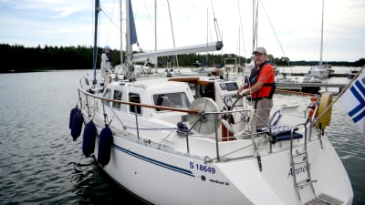 Hannele och Markku Manninen tankar sin motorseglare i Porkala gästhamn.