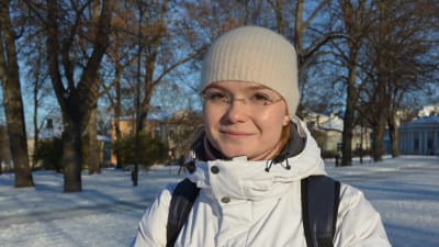 Anna Zhuchkova står på domkyrkoskvären i centrala Åbo.