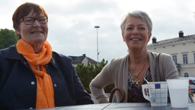Ritva Suomalainen och Ann-Britt Felin-Aalto på Lovisa torg