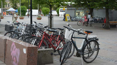 Cyklar vid busstationen i Borgå.