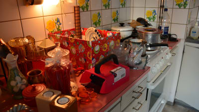 Kärl samlade på spis och arbetsbänk i kök.