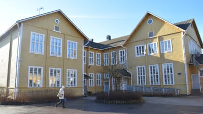 Byggnaden Trä-Anttila i Lojo fotat från innergården.