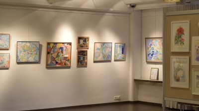 Tavlor i en gallerimiljö
