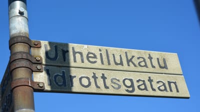 En vägskylt med texten Urheilukatu, Idrottsgatan.