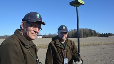 Erkki Virtanen och Pekka Jutila mäter grundvattenförhållanden i Ingå.