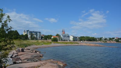 Vy från Fabriksudden mot stranden vid Havsgatan i Hangö