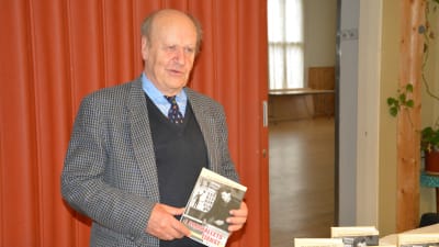 Henrik Ekberg har skrivit historiken om SFP i Karis