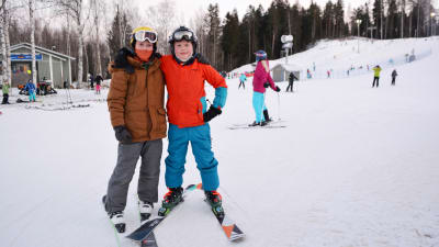 Två glada borgåpojkar i slalombacken.
