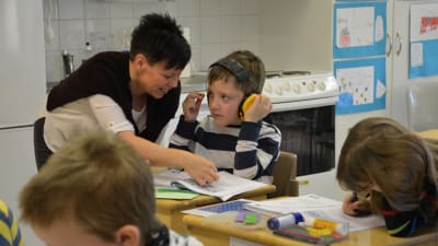 Lärare hjälper elev i undervisningen