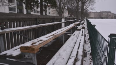 Läktarsektion täckt med snö vid Ladugårdsgatan i Ekenäs.