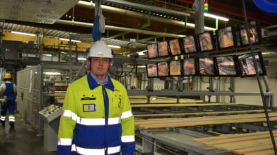 Direktör Mika Åby vid nya ströläggningsmaskinen