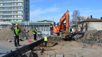 Utgrävningarna startade på Rådhusgatan i Jakobstad