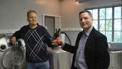 Anders Bäckman är Svartå bryggeris bryggare och Daniel Kawecki (t.h.) är vd.