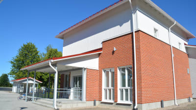 Tenala filialbibliotek flyttar till den nya daghemsbyggnaden på Sockenvägen 12, öppnar 17.8.2015.