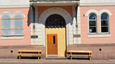 Dörren på Lovisa rådhus restaureras.