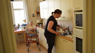 Hemvårdaren Jenni Klippa hemma hos 92-åriga Göta Wallin