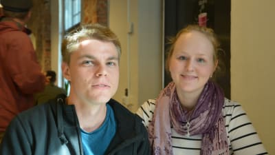 Studerande Nicholas Honkanen (till vänster) och Sofia Manninen i Arkens matsal i Åbo.