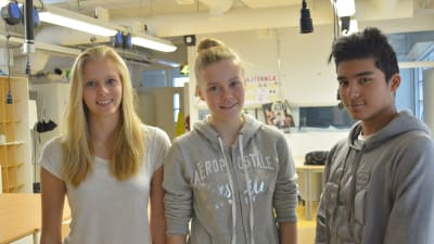 (från vänster till höger) Clara Wirta, Amanda Eriksson och Alexander Lundström är alla positivt inställda efter deras första nyhhetsskoldag.