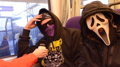 Rapgruppen Likanen Etelä på Y-tåget.
