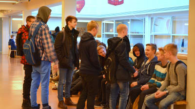Ungdomar i Oxhamns skola i Jakobstad.