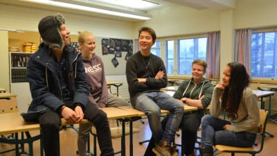Samuel Lillqvist, Moa Löfbacka, John Wik, Zacharias Dahl och Ropnja Huhtamäki går i årskurs 9 i Oxhamns skola.