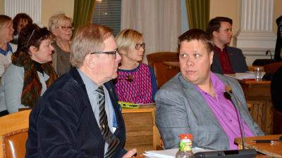 En besvikelsen afton för Vänsterförbundets Jarmo Ittonen och Sauli Isokoski som stödde Fredrik Lindström.