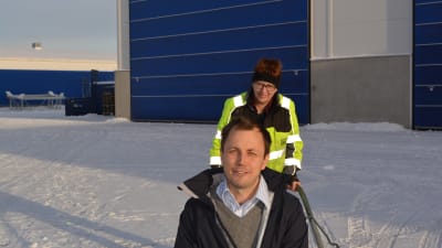 Marcus Jungell åker snåskjuts med trotjänaren Bodil Svartsjö