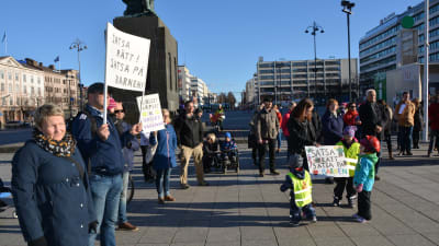 Demonstrationen lockade något tiotal föräldrar och barn.