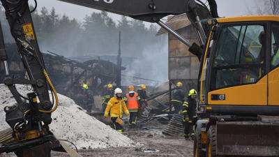 Brandmän röjer på en brand i Oravais