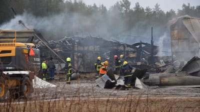 Brandmän röjer på en brand i Oravais