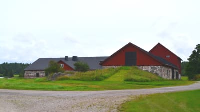 Ladugården på Karleby gård som syns från motorvägen.