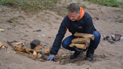 Tage Lönnroth radar ved vid stranden i Köttboda