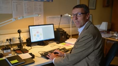 Rektor Anders Nordström vid sitt arbetsbord