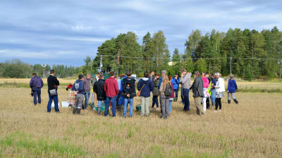 Sakkuniga från Finland, Sverige och Lettland följer med en demonstration på en åker intill Hardombäcken.